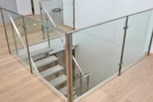 glasafskærmning til rækværk trappe